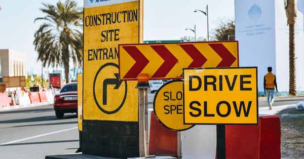 בטיחות בדרכים והכוונת תנועה: כל מה שצריך לדעת על תמרורים ותפקידם בכביש